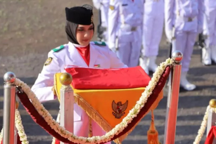 Aisya Syita Pembawa Baki Sang Saka Merah Putih di Cimahi