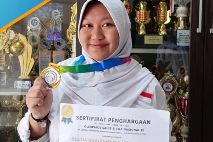 Destia Khairunnisa Nurul Azkia Peraih Medali Emas Bidang Kimia Tingkat Nasional Olimpiade Sains Siswa Nasional IX 2025